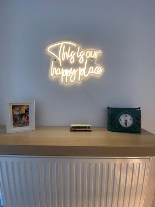 Zene Apartment Vinyl Record Player & Projector Budapest Esterno foto