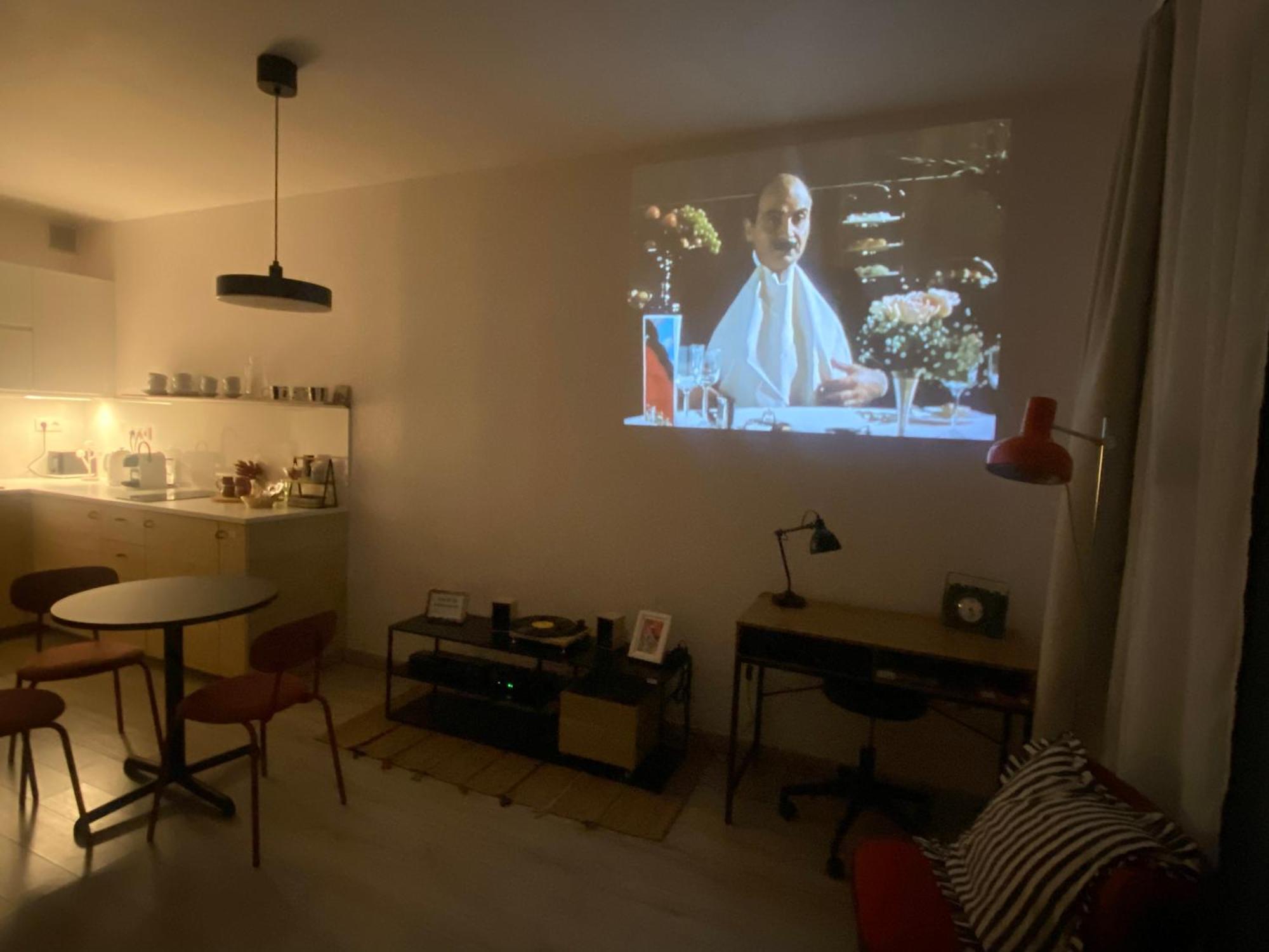 Zene Apartment Vinyl Record Player & Projector Budapest Esterno foto