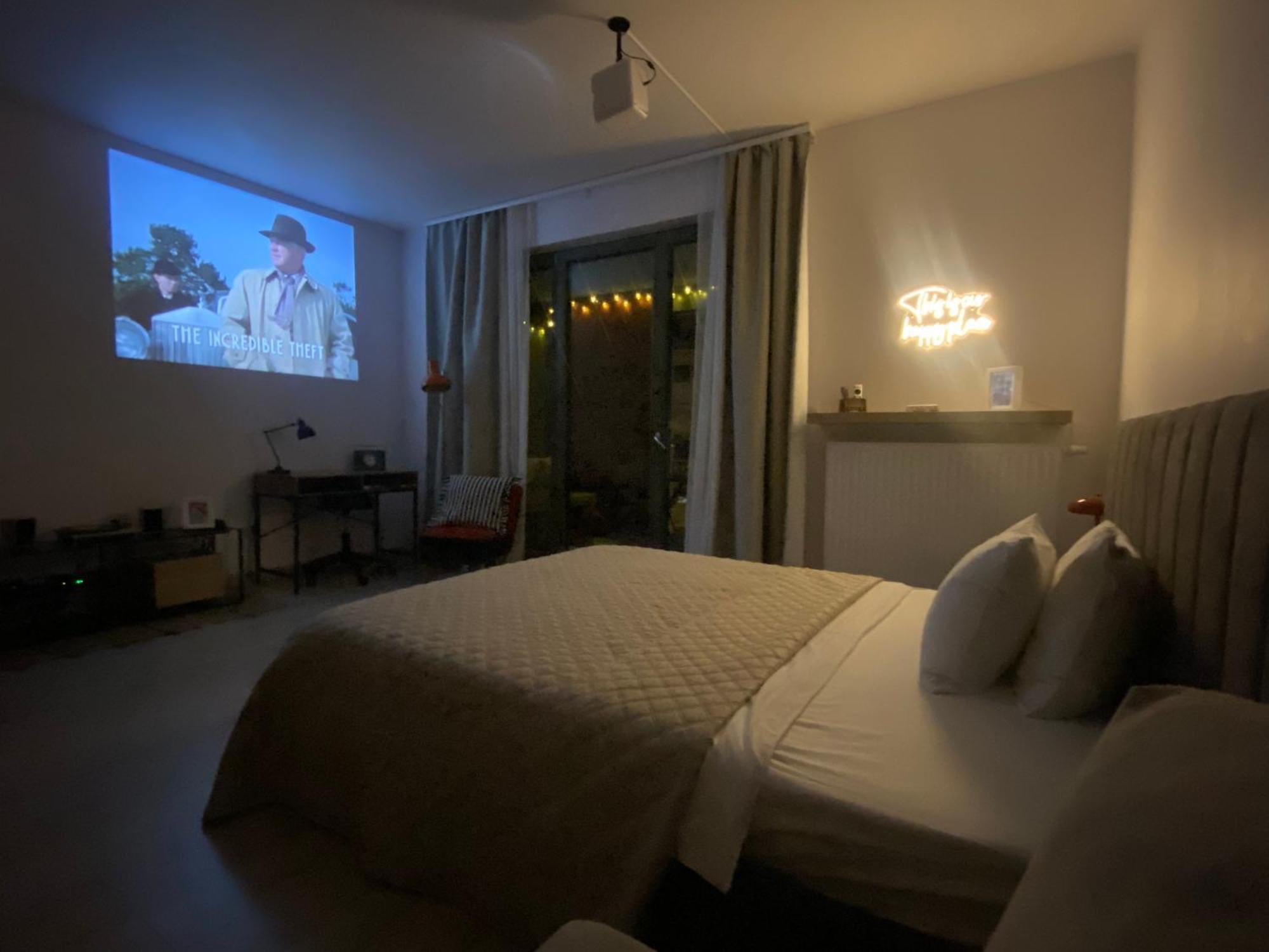 Zene Apartment Vinyl Record Player & Projector Budapest Esterno foto